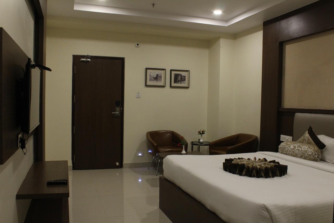 Hotel Grand Gayathri Khammam Exterior photo