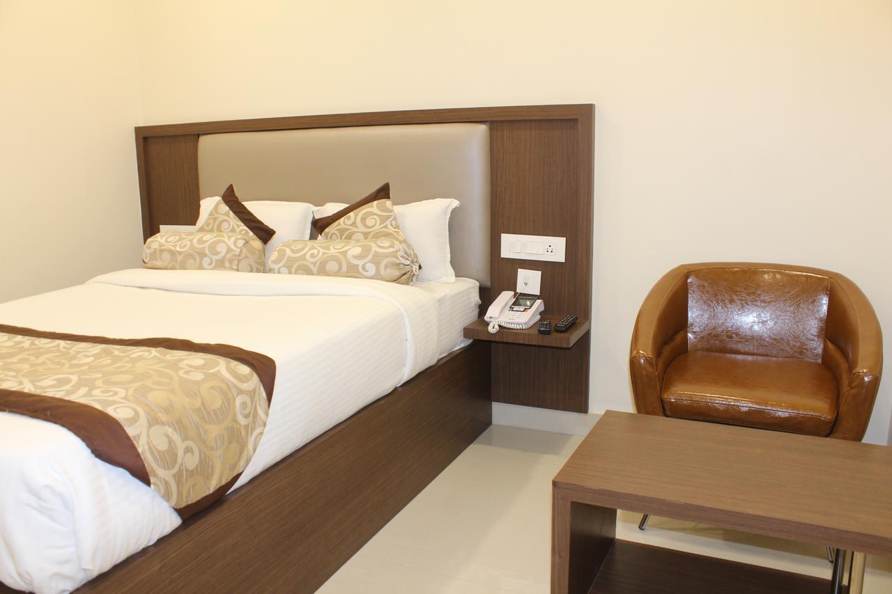 Hotel Grand Gayathri Khammam Exterior photo