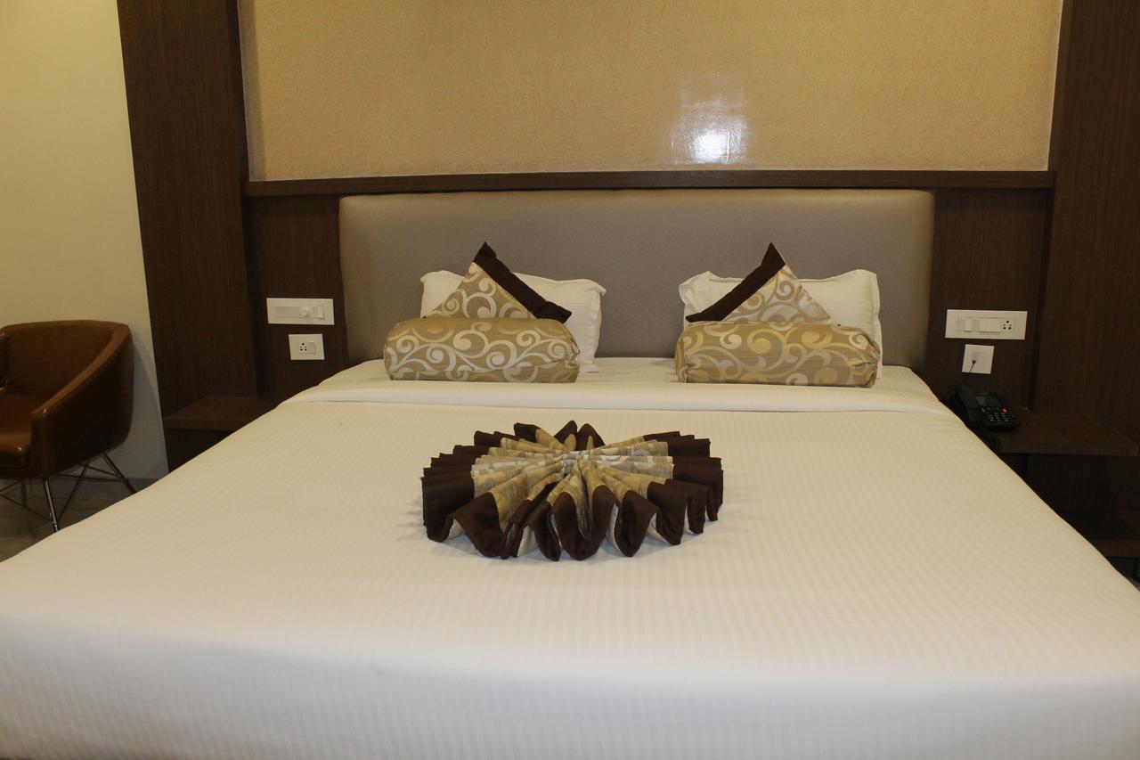 Hotel Grand Gayathri Khammam Exterior photo
