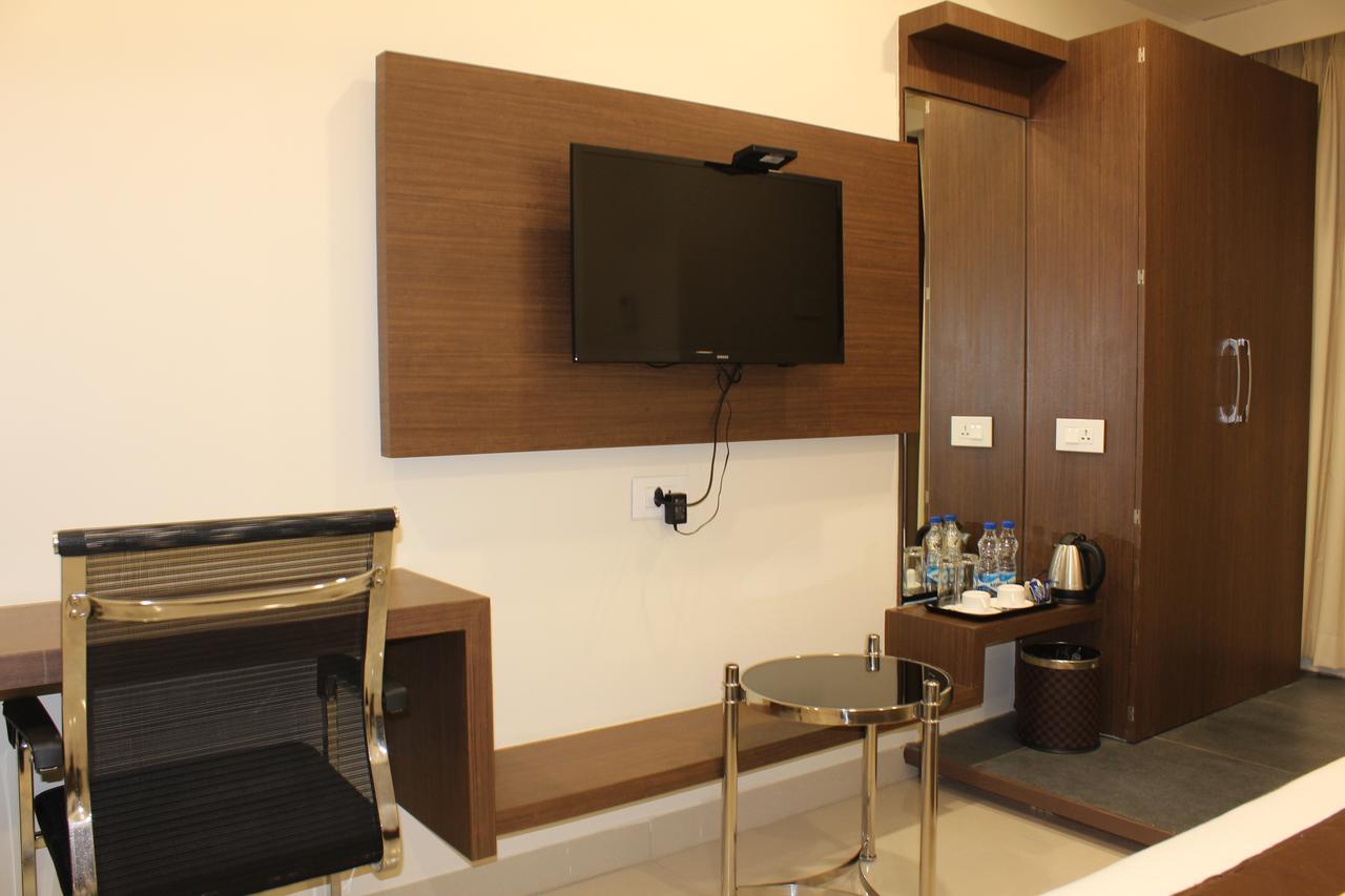 Hotel Grand Gayathri Khammam Exterior photo