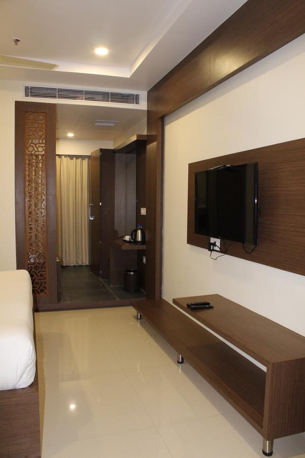Hotel Grand Gayathri Khammam Exterior photo
