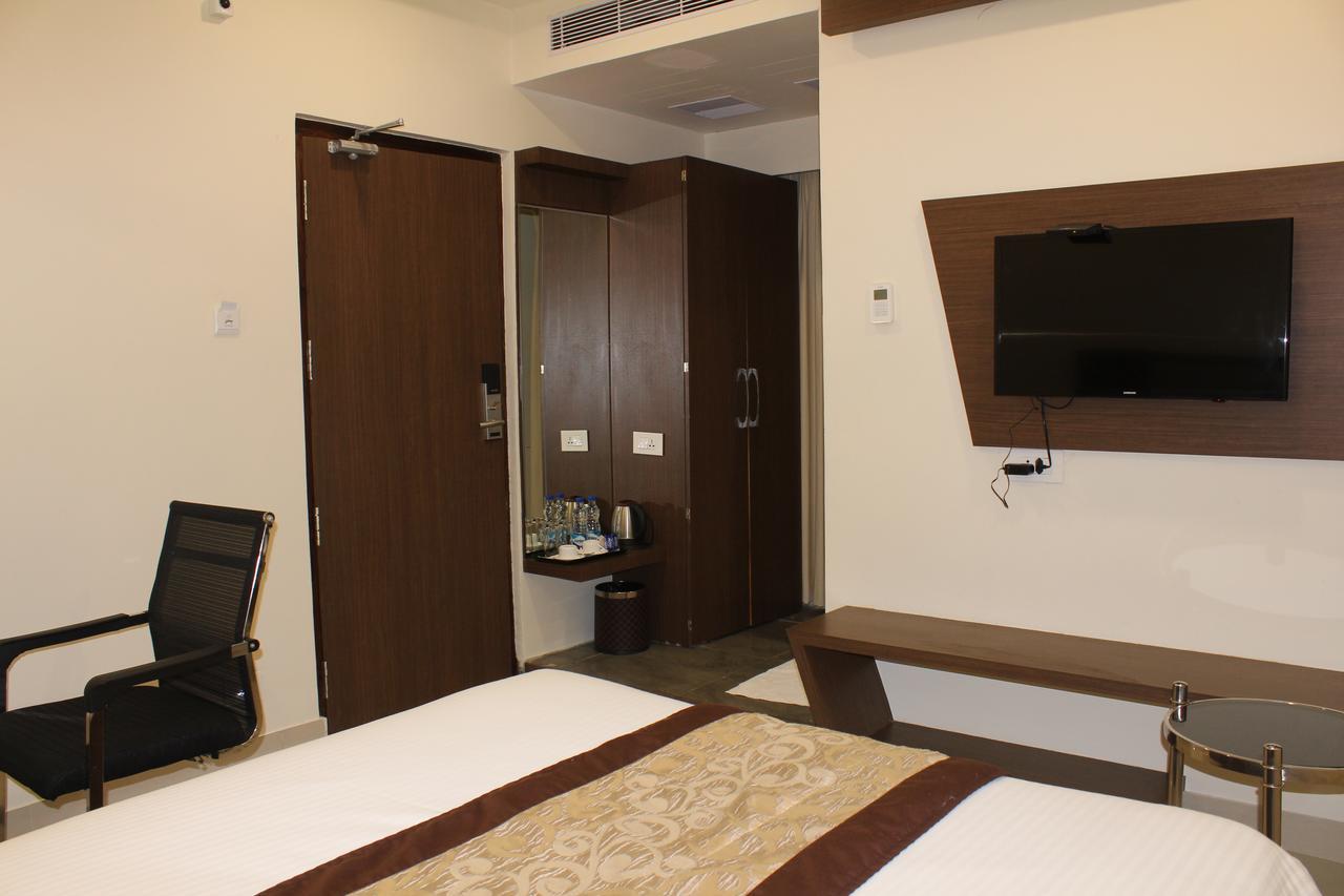 Hotel Grand Gayathri Khammam Exterior photo