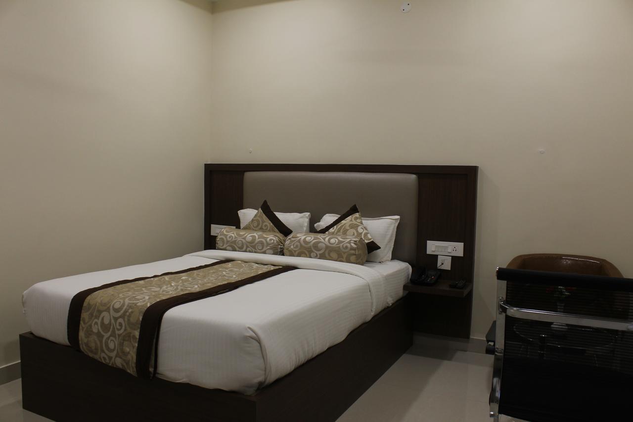 Hotel Grand Gayathri Khammam Exterior photo