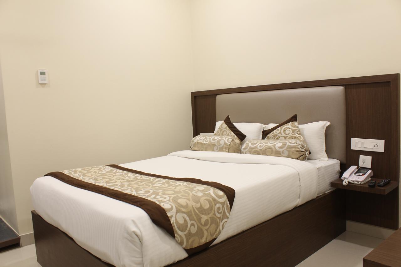 Hotel Grand Gayathri Khammam Exterior photo