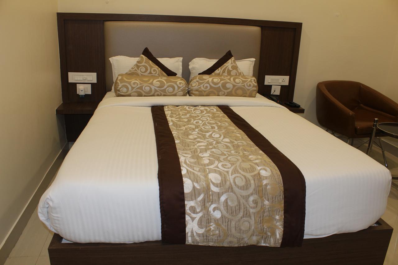 Hotel Grand Gayathri Khammam Exterior photo