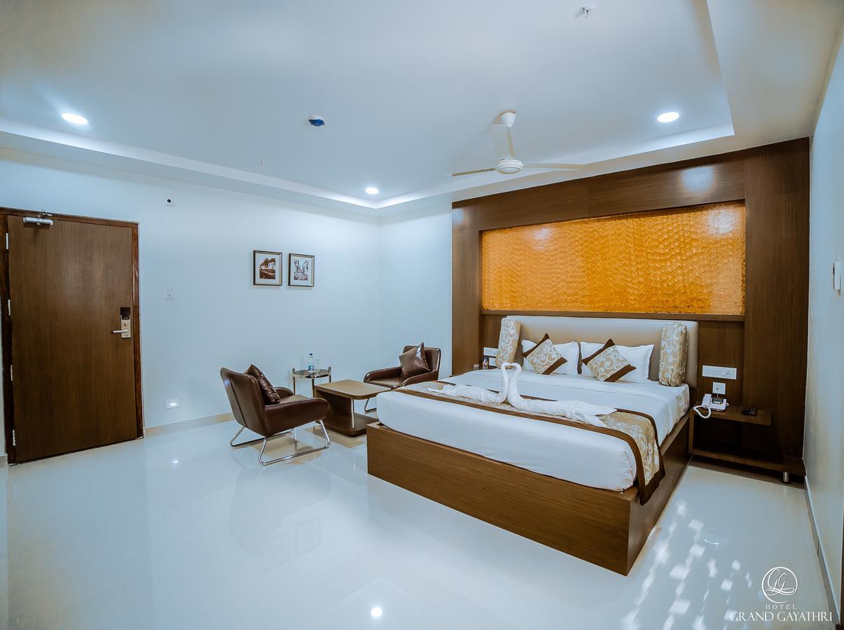 Hotel Grand Gayathri Khammam Exterior photo